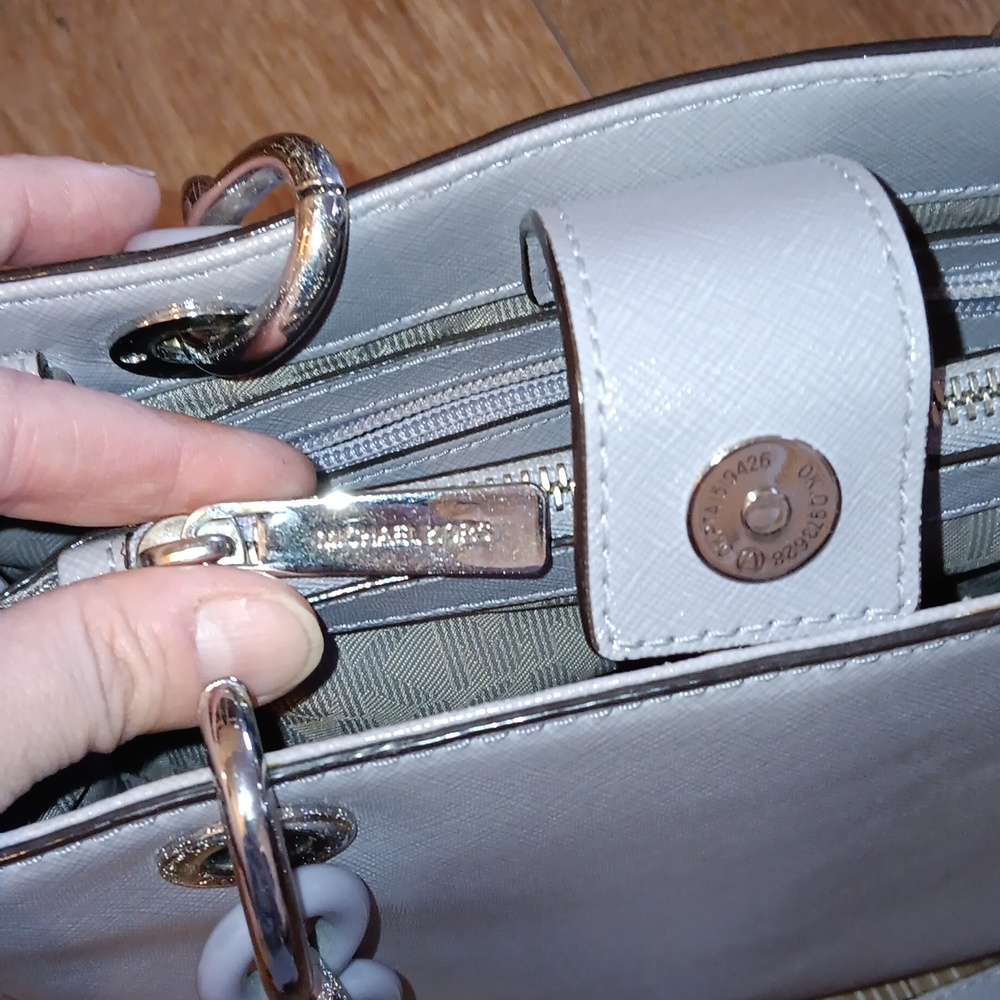 Michael Kors Cynthia Small Leather Satchel bag in a pale purple/blossom - Picture 9 of 16